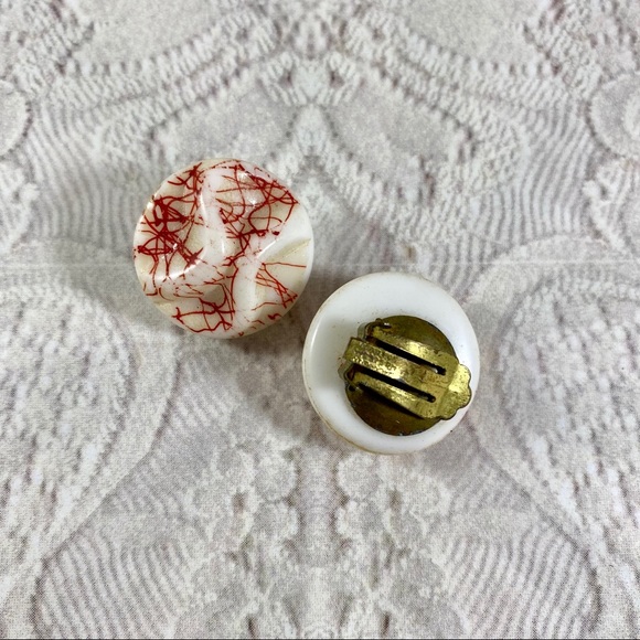 Vintage free form white and red button earrings - Picture 3 of 4